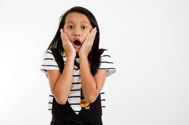 Asyalı öğrenci kız el ele tutuşuyor ve yüz ifadesi beyaz arka plan stüdyo çekiminde poz veriyor. 