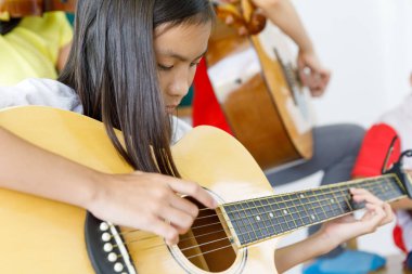 Kapalı Asyalı Kız Müzik Sınıfında Gitar Çalıyor Yazın Mekan Konsepti 