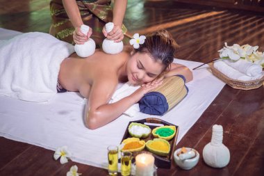 Tayland Thai bitkisel kaplıcası ve yağ masajı gevşetici ve nemlendirici. Tatil köyündeki kadınlar için cilt ve spa ahşap ev Tayland.