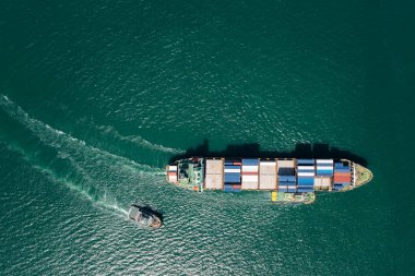 Uluslararası taşımacılık kargo lojistik hizmetleri uluslararası konteynır gemisi, küresel iş taşımacılığı dünya çapındaki bağlantıları yeşil deniz, iş ve endüstri arasında yüzen konteynır gemisi ve römorkör 