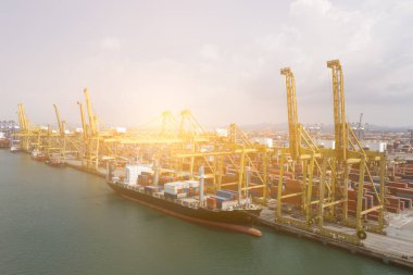 Konteyner Kargo gemisi ve kargo uçağının lojistik ve taşımacılığı ve çalışan vinç köprüsü lojistik ihracat ve ulaşım endüstrisi uluslararası açık sese