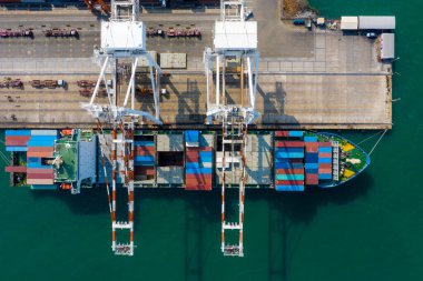 konteynırlar nakliye terminali ve vinç yükleme römork nakliye üst görünümü boşaltılıyor