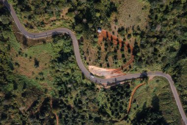 Chianng rai Thailand 'daki dağda dolambaçlı yol. 