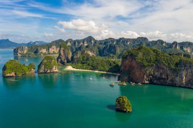 Aonang plajı ve Yengeç Tayland hava manzarasının turistik merkezi.
