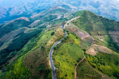  Chiang Rai Tayland 'daki dağların tepesindeki hava manzaralı yol. 