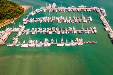 Phuket Tayland Havaalanı 'ndaki yat ve tekneler.