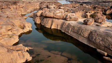 Tayland Büyük Kanyonu 'nun Ubon Ratchathani, Tayland' daki havadan görünüşü. Deliklerin ve kayaların güzel manzarası 