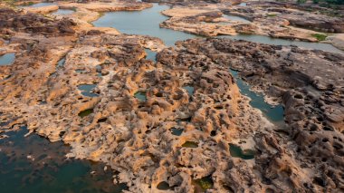 Tayland Büyük Kanyonu 'nun Ubon Ratchathani, Tayland' daki havadan görünüşü. Deliklerin ve kayaların güzel manzarası 