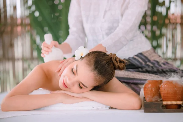 Belle Jeune Asiatique Femme Sommeil Relaxant Dans Spa Salon Massage — Photo