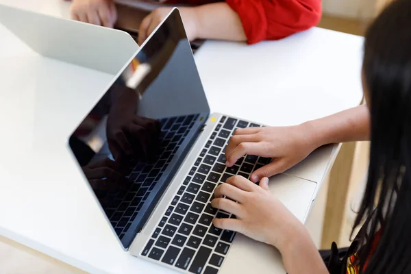 Ázsiai Gyerekek Laptop Asztalon Osztályteremben — Stock Fotó