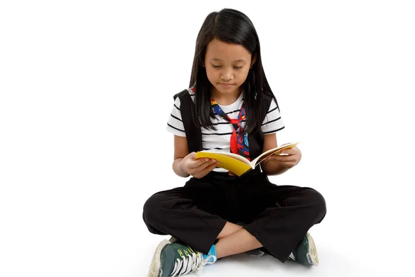Ασιάτισσα Φοιτήτρια Που Κάθεται Λευκό Φόντο Και Διαβάζει Βιβλίο Κρατώντας — Φωτογραφία Αρχείου