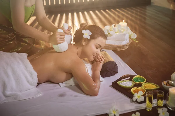 Jonge Vrouwen Aziatisch Meisje Spa Kruiden Schoonheid Met Kruidenolie Massage — Stockfoto