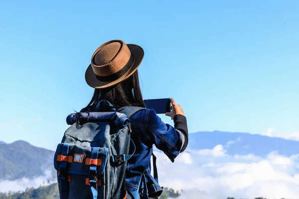Рюкзак Туристов Азии Женщины Девушки Помощью Мобильного Телефона Фотографировать Пейзаж — стоковое фото