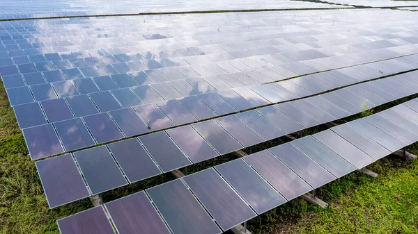 Widok Powietrza Paneli Słonecznych Lub Ogniw Słonecznych Dachu Gospodarstwie Elektrownia — Zdjęcie stockowe