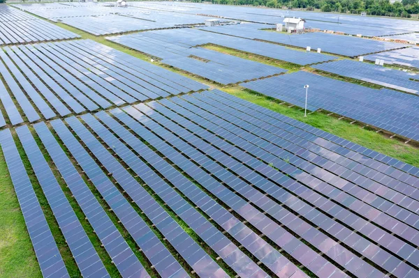 农场屋顶上的太阳能电池板或太阳能电池的空中视图 泰国有绿地 可再生能源的发电厂 — 图库照片