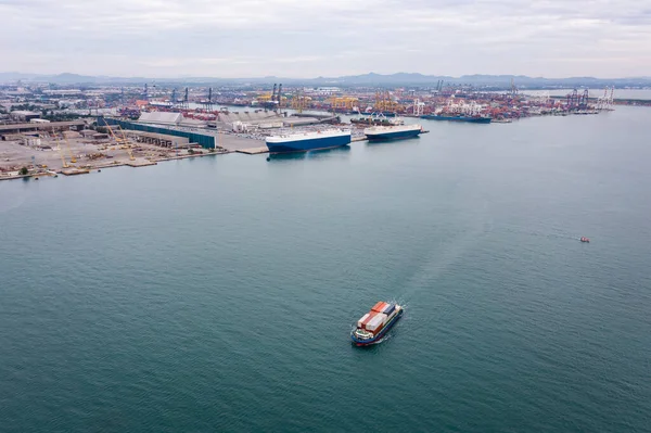 Klein Containerschip Zeilen Zee Scheepvaart Haven Achtergrond Foto Luchtfoto Van — Stockfoto