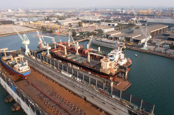 Scheepswerf Onderhoud Reparatie Zee Fabriek Zonne Achtergrond Luchtfoto — Stockfoto