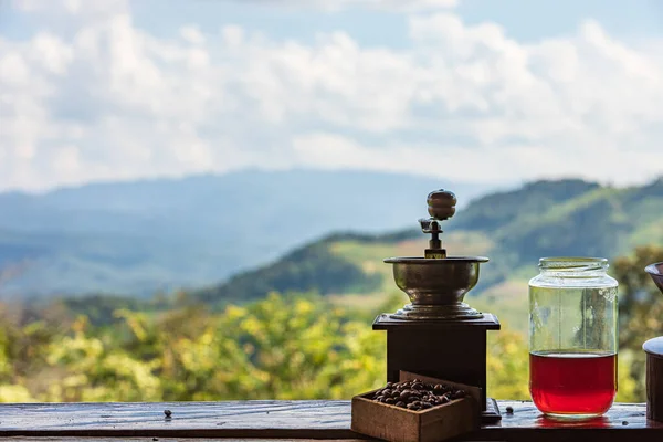 Antik Kaffekvarn Klassisk Stil Hyllan Och Berg Med Moln Himmel — Stockfoto