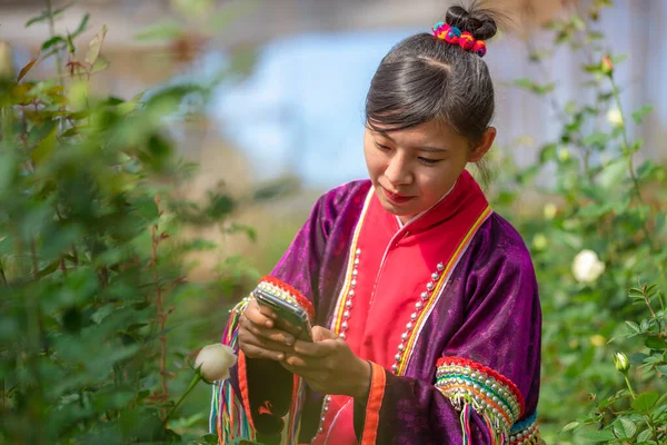 Junge Frau Karen Kleid Fotografiert Mit Der Handykamera Rosen Landwirtschaftlichen — Stockfoto