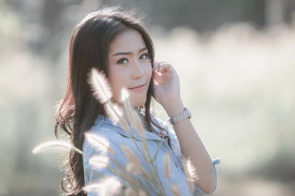 Gyönyörű Portré Fiatal Modell Thai Lány Pózol Mosolyog Kertben Kép — Stock Fotó