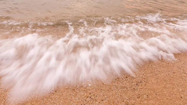 Mořské Vlny Písečné Pláže Při Nízkých Okenních Rychlostech Měkkého Zaostření — Stock fotografie
