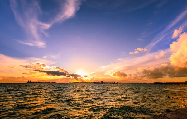 Сумерки Морской Мыс Солнечный Свет Отражение Волне Моря Передней Над — стоковое фото