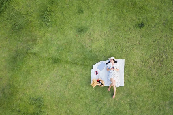 Asiatice Femei Mint Despre Relaxare Iarba Verde Fundal Aerian Vedere — Fotografie, imagine de stoc