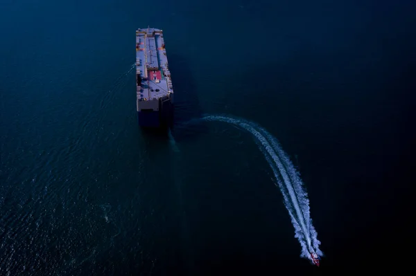 Stor Roro Transportfartyg Och Bogserbåt Seglar Havet Dramatiskt Natten Process — Stockfoto