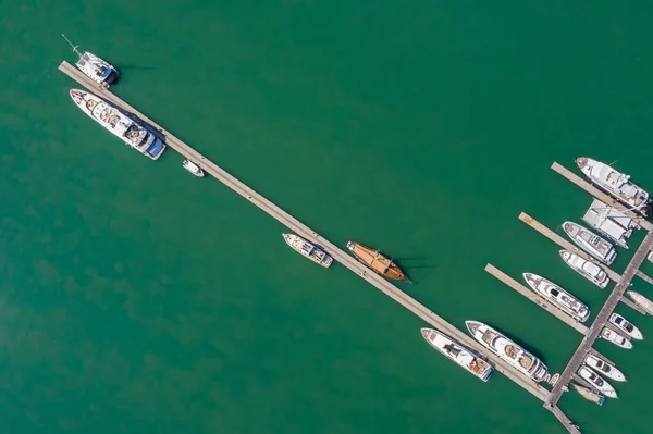 Стоянка Яхт Катеров Зеленом Море Пхукете Таиланд Вид Беспилотника — стоковое фото