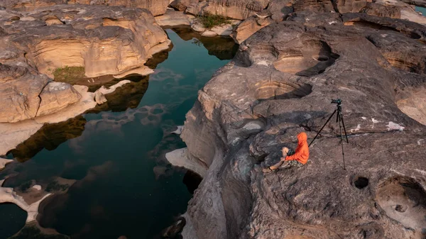 Fotógrafo Ações Câmera Sentado Pedra Rocha Sam Phun Boke Grand — Fotografia de Stock