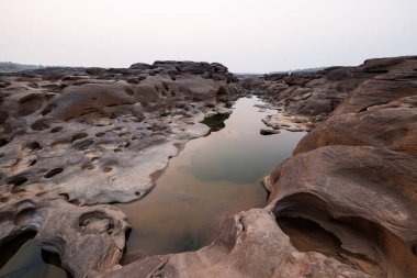 Muhteşem manzara manzarası Rock Grand Canyon Sam phan bok ve Mekong River 'ın Ubon Ratchathani Tayland' daki sabah güneşi seyahat yeri konsepti 