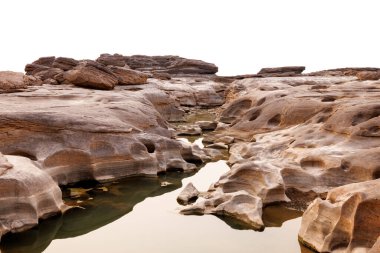 Güzel manzara manzarası kaya taşı büyük kanyon sam phan bok ve Ubon Ratchathani Tayland 'daki mekong nehri beyaz arka plan izole 