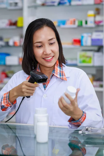 Молодая Азиатка Фармацевт Сканирует Штрих Коды Бутылке Белого Лекарства Аптеке — стоковое фото