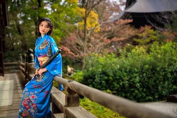 Porträtt Asiatisk Kvinna Med Japansk Blå Kimono Och Paraply Handen — Stockfoto