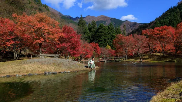 Beau Paysage Naturel Parc Fluvial Petites Femmes Portant Kimono Feuilles — Photo