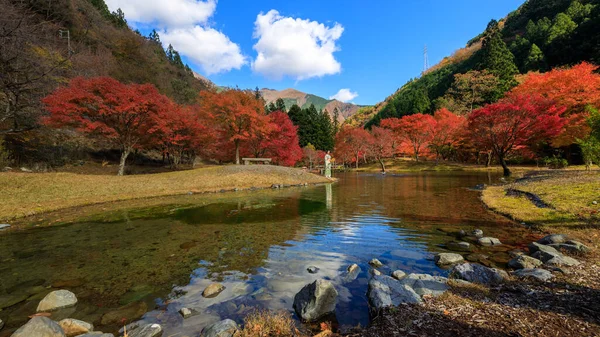 景色公園の広い角度秋は谷と青空に 日本の水の前に着物を着た小さな女の子 — ストック写真