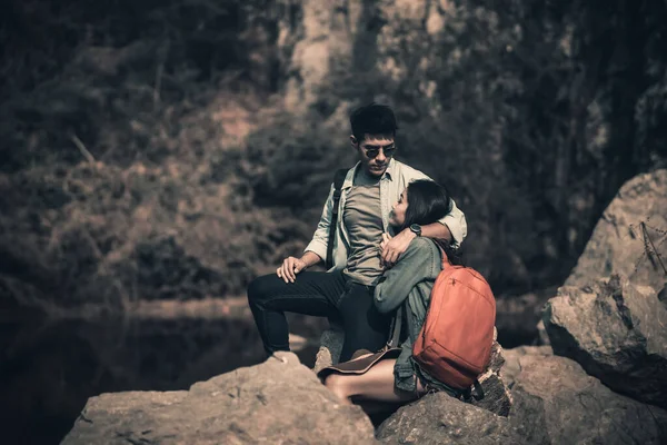 Backpackers Viaggio Turisti Asiatico Coppia Seduta Una Pietra Nella Foresta — Foto Stock