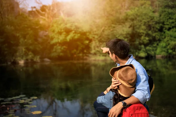 Backpackers Viaggio Turisti Asiatico Coppia Seduta Pietra Fiume Naturale Foresta — Foto Stock