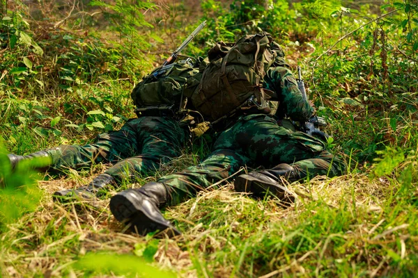 Tentara Memegang Pistol Meringkuk Dan Menyergap Hutan — Stok Foto