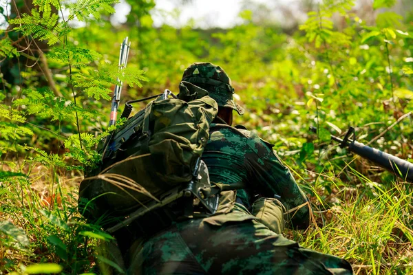 Tentara Memegang Pistol Meringkuk Dan Menyergap Hutan — Stok Foto