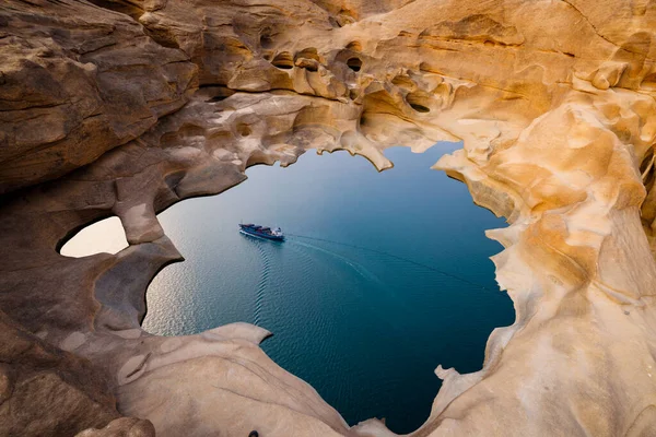 泻湖中的岩石山和集装箱船 — 图库照片