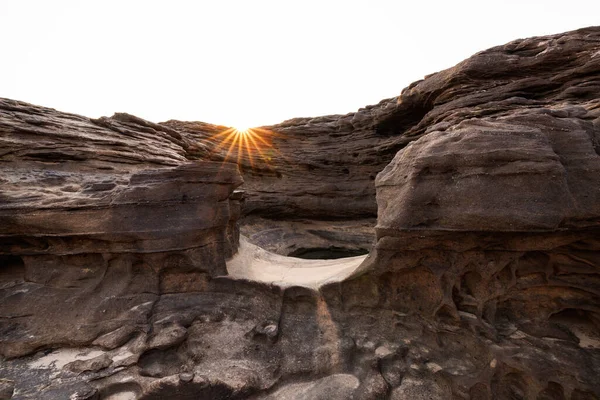 Sol Luz Estelar Roca Montaña Sobre Fondo Blanco Aislado — Foto de Stock