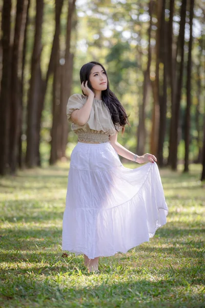 亚洲女人走在自然公园松树林暑假旅游的理念 — 图库照片