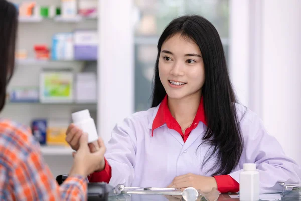 Farmacéutica Asiática Habla Enfermedad Venta Medicamentos Pacientes Mujeres Farmacia Concepto — Foto de Stock