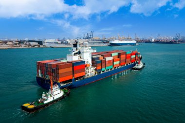  Uluslararası ticaret lojistik ihracat konteynırında ticari konteynır taşıyan ve uluslararası konteynır gemisi ve mavi gökyüzü ile uluslararası taşımacılığı 