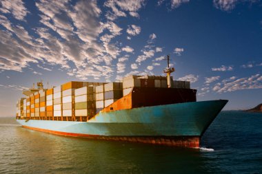 Ticari ticaret lojistik ithalatında ticari konteynır taşıyan hava görüntüsü konteynır gemisi ve konteyner gemisiyle uluslararası taşımacılık güneş ışığı mavi gökyüzü arka planı üzerinden sabah 