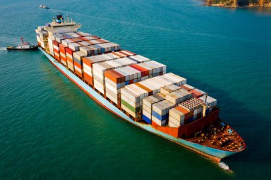Lojistik, ithalat ihracat veya uluslararası taşımacılık sektörü ve sanayi hizmetleri için okyanus korkusu olan büyük konteyner gemisi ve römorkör teknesi 