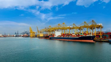 Ticari nakliye limanı ve konteynır gemisi ithalat ve iş kargo lojistik, uluslararası ulaşım okyanus taşımacılığı ve mavi gökyüzü arka plan görüntüsü  