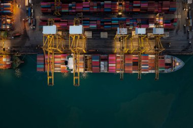 Konteynırlar gemi ve nakliye limanları lojistik deniz nakliye yükü vinç endüstrisi ve iş hizmetleri nakliyat ithalat malları ihracat malları nakliyat konteynır gemisiyle dünya çapında okyanus suyunda dünya çapında fotoğraflı fro