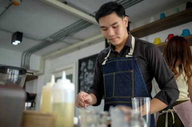 Barista kahvecide içki hazırlıyor. Tayland seçici odak bulanıklığı arka plan kavramında